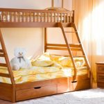 Houten bed in twee lagen voor een kind en volwassenen