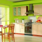 Trä kök med vackra dekorationer och inredning