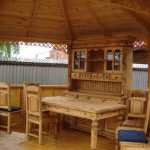 Dřevěný vyřezávaný nábytek v altánu