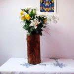 Dřevěná váza s květinami