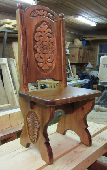 Dřevěná vyřezávaná židle