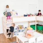 Två loftbäddar med ett lekområde i barnkammaren för tre barn