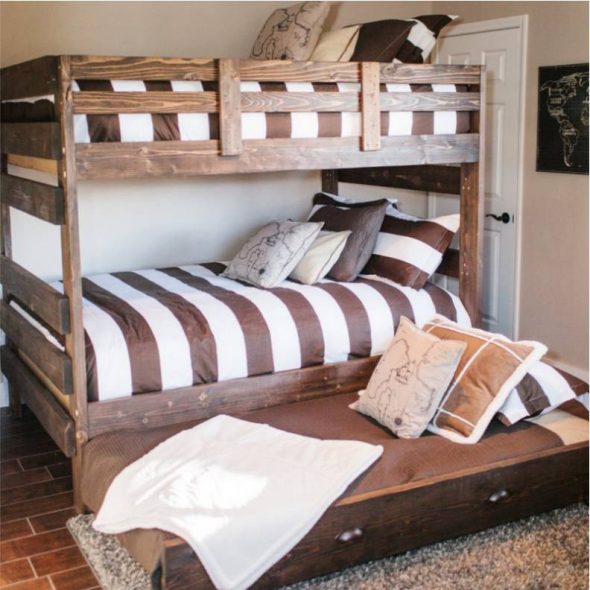 Patrová postel s rozšiřitelnou třetí vrstvou