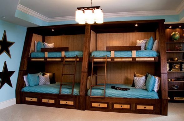 Katil-katil untuk empat orang kanak-kanak
