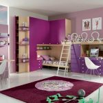 Bilik ungu dengan katil dua tingkat