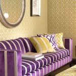 A lila kanapé és a karosszék jól kombinálódik az arany sárga színnel