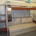 Funkční podkrovní postel