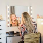 Emplacement correct des lampes sur le miroir du dressing: la clé d'un beau maquillage