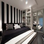 Bed-podium in zwart en wit interieur