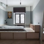 Het bed in de kamer in de stijl van minimalisme