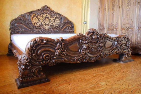 Bed, gemaakt in de stijl van het interieur van de barok