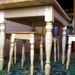 Köksuppsättning av snidade möbler gjorda med hand