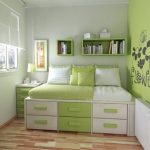 Klein bed-podium in witte en groene kleuren