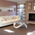 Sofa putih lembut di ruang tamu dalam warna neutral