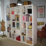 Pembahagian kabinet kecil dalam bentuk perpustakaan