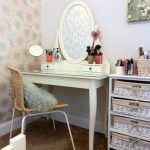 Meja kecil untuk solek dalam gaya Provence