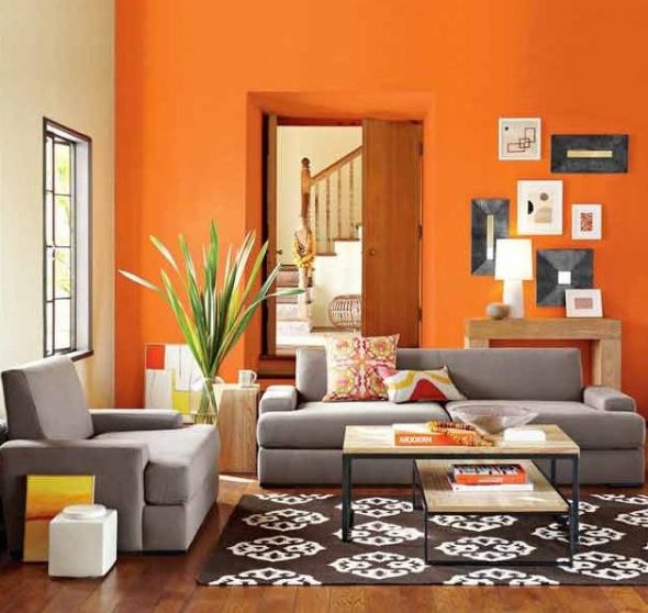 Semleges kanapé színes belső térben