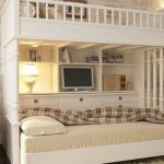 Szokatlan emeletes ágy egy tizenéves szobában