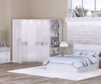 Zachte witte slaapkamer met zacht bed