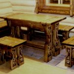 Set da pranzo in legno con intaglio