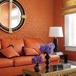 Narancssárga kanapé, fekete-fehér mintás