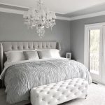 Gyönyörű hálószoba puha ágy és oszmán a lábtáblán