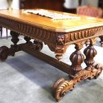 Een voorbeeld van een houten gebeeldhouwde renaissance tafel