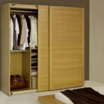 Jednoduchá a pohodlná skříň do ložnice