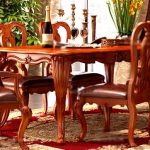 Suorakulmainen ruokapöytä ja tuolit