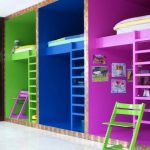 Lastensängyt ja leikkipaikkojen erottaminen väreillä