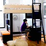 Placer le lit et le lieu de travail dans un petit espace