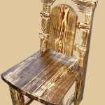 Vyřezávaná židle s neobvyklým barvením