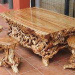 Gesneden houten tafel en krukken met hun eigen handen