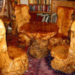 Vyřezávané dřevěné židle a stůl