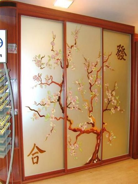 Liukuva vaatekaappi, jossa on lasimaalaus Sakura
