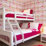 Aranyos ágy a fiatal lányok szobájában