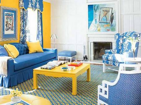 Modrý nábytek v kombinačním schématu
