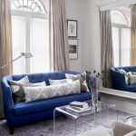 Blåa mjuka möbler är underbara i kombination med ljusgråblå nyanser.