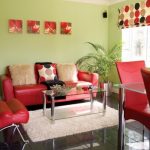Yhdistämme punaiset pehmustetut huonekalut vaaleanvihreällä