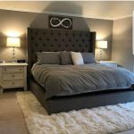 Moderne slaapkamer met zacht bed en zacht zacht tapijt