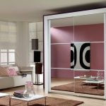 Stylový obývací pokoj s bílou zrcadlovou skříňkou