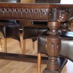 Fából készült asztal faragott lábakkal