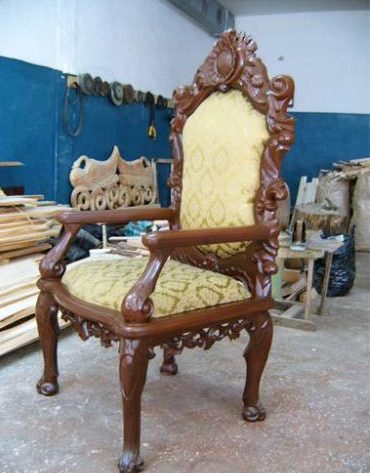 Židle s reliéfními řezbami