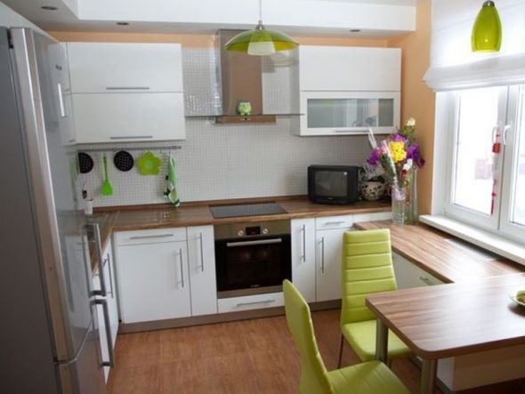 Dapur putih dan kuning terang yang terang dengan aksen hijau terang