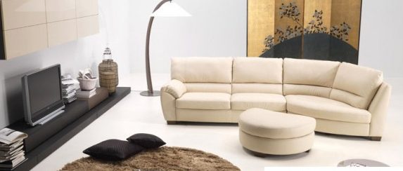 Sofa cahaya dalam warna neutral