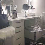 Table de maquillage pratique avec miroir