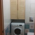 Ingebouwde kledingkast boven de wasmachine met laden