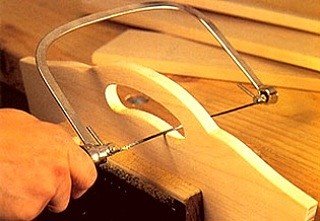 Memotong jigsaw di atas kayu