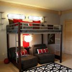 Katil loteng yang tinggi dengan dua tempat tidur di tingkat bawah