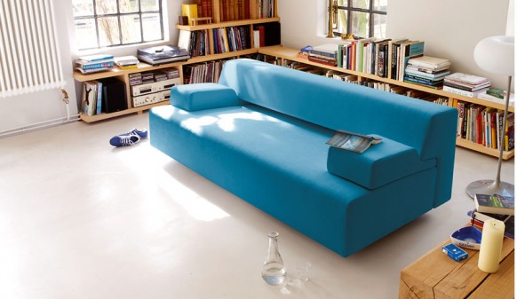 Luminoso divano blu